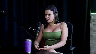 Começou como acompanhante, seu primeiro vídeo foi com dois homens, não manteve segredo da família e tem vontade de fazer border bourgeon - Maria Bittencourt (SHEER/RED)